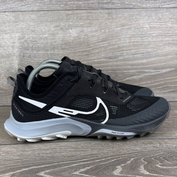 Nike Terra Kiger 8 Women’s Sz 10 Black Gray White Low Top Trail Running Sneakers - Picture 1 of 11